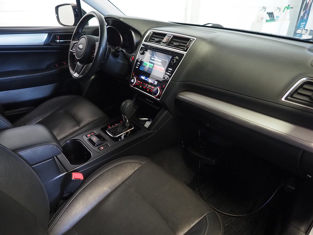 Subaru Outback 2.5 4WD Lineartronic 175hk Drag Skinn B-Kamera M-Värm