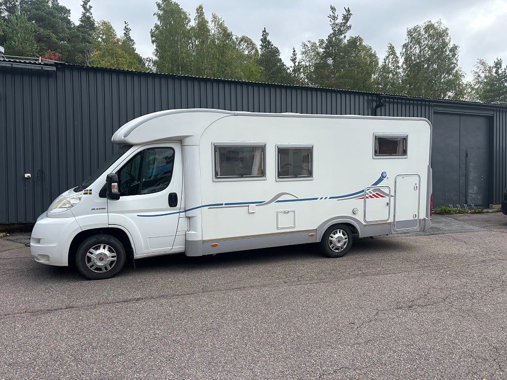 Adria Coral 660 SL Långbäddar / Solcell / Cykelställ
