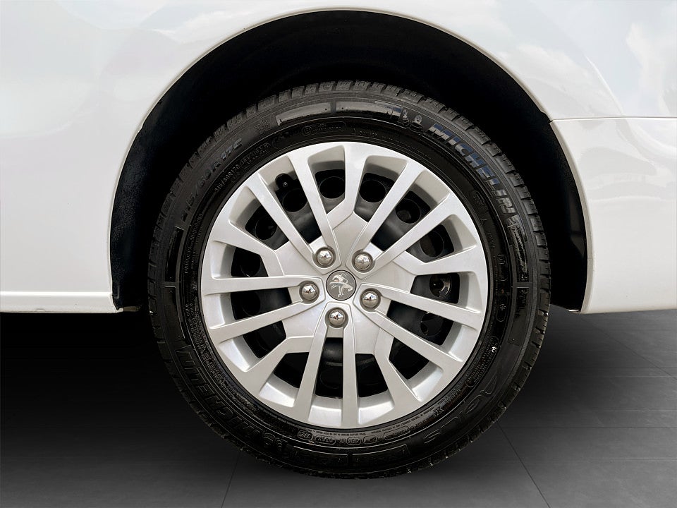 Bild på Peugeot Traveller Business 2.0 BHDi 144hk Aut L3 9-SITS DRAG CARPLAY