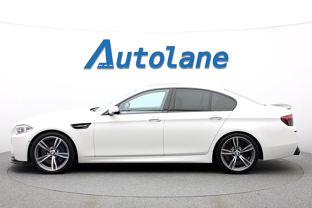 BMW M5 DCT Akrapovic, B&O, HUD, Taklucka Sommarkampanj 4.99%