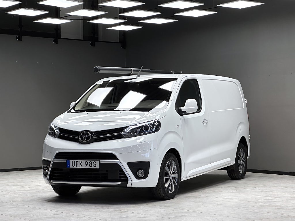 Toyota ProAce 2.0 D-4D/Värmare/Navi/Carplay/Drag/Inrett skåp/3-sits