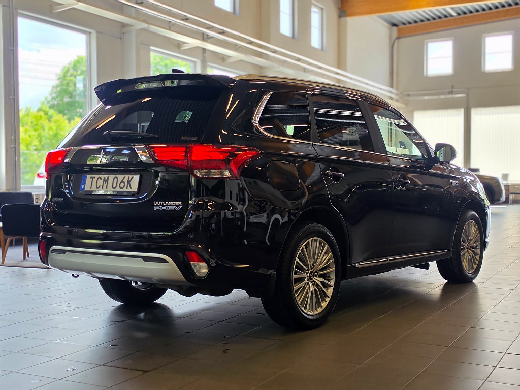 Mitsubishi Outlander PHEV Business / AWD / 360-kamera /  Rattvärme / Skinn