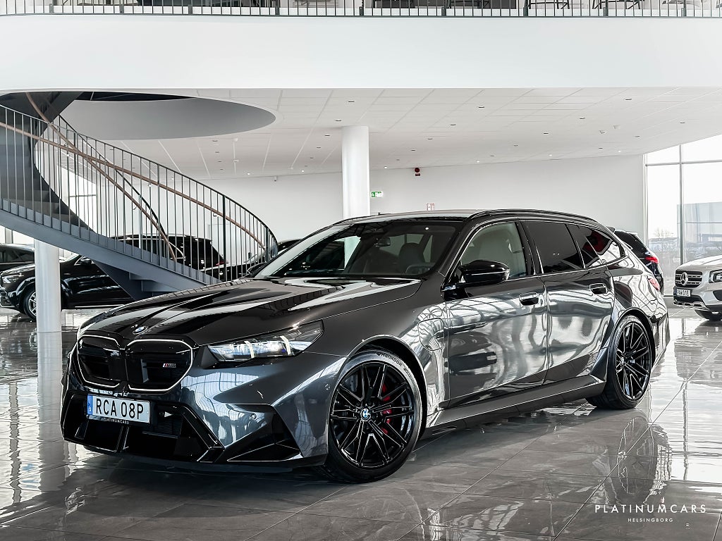 BMW M5 Touring 727hk 2025 / LEASEBAR / Iconic / B&W / Pano
