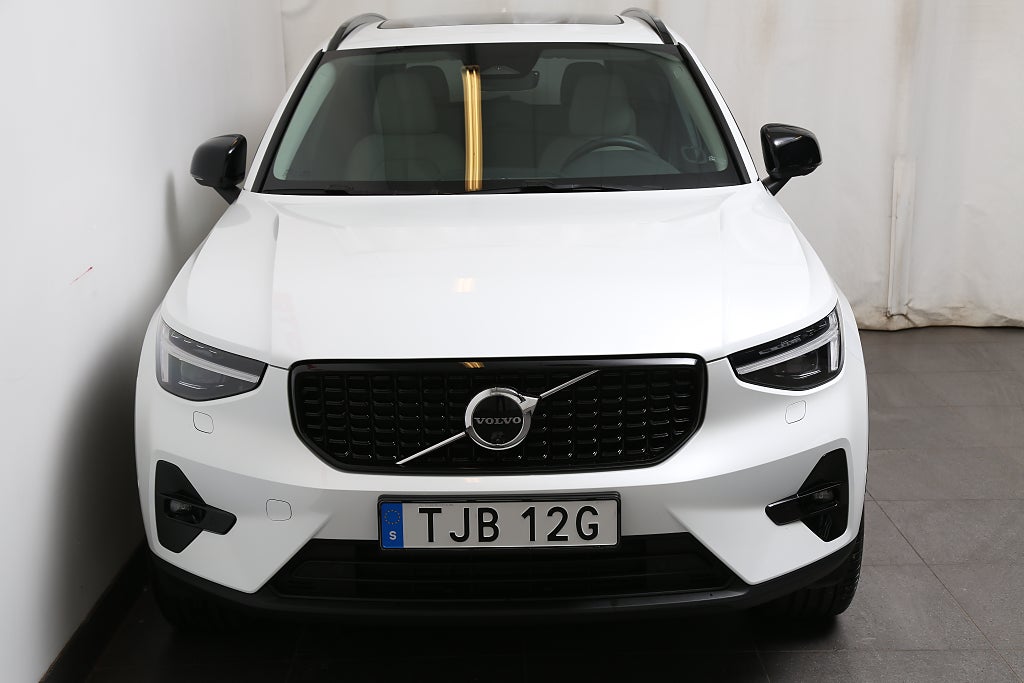 Volvo XC40 B4 Bensin 197hk Ultra Dark Skinn l Panorma l H/K l 360°