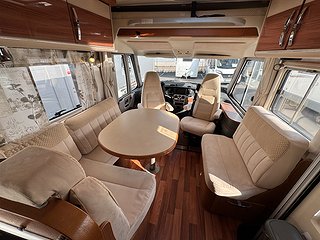 Husbil-integrerad Hymer Eriba 773 IVECO 170HK AUT 18 av 26