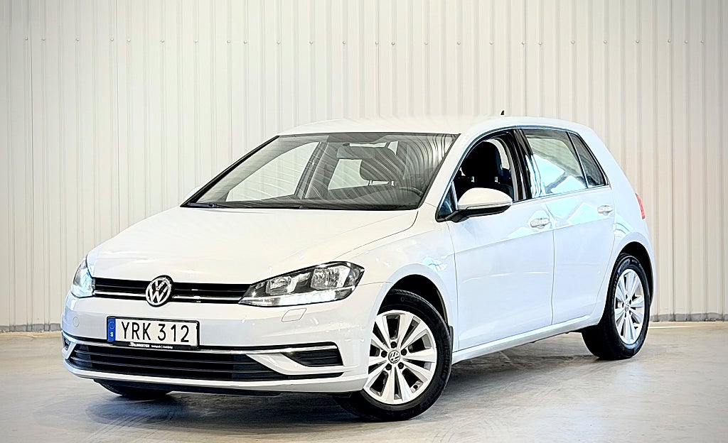 Volkswagen Golf 1.0 TSI EN ÄGARE KAMERA VÄLSERVAD / VÄLSKÖTT 110HK