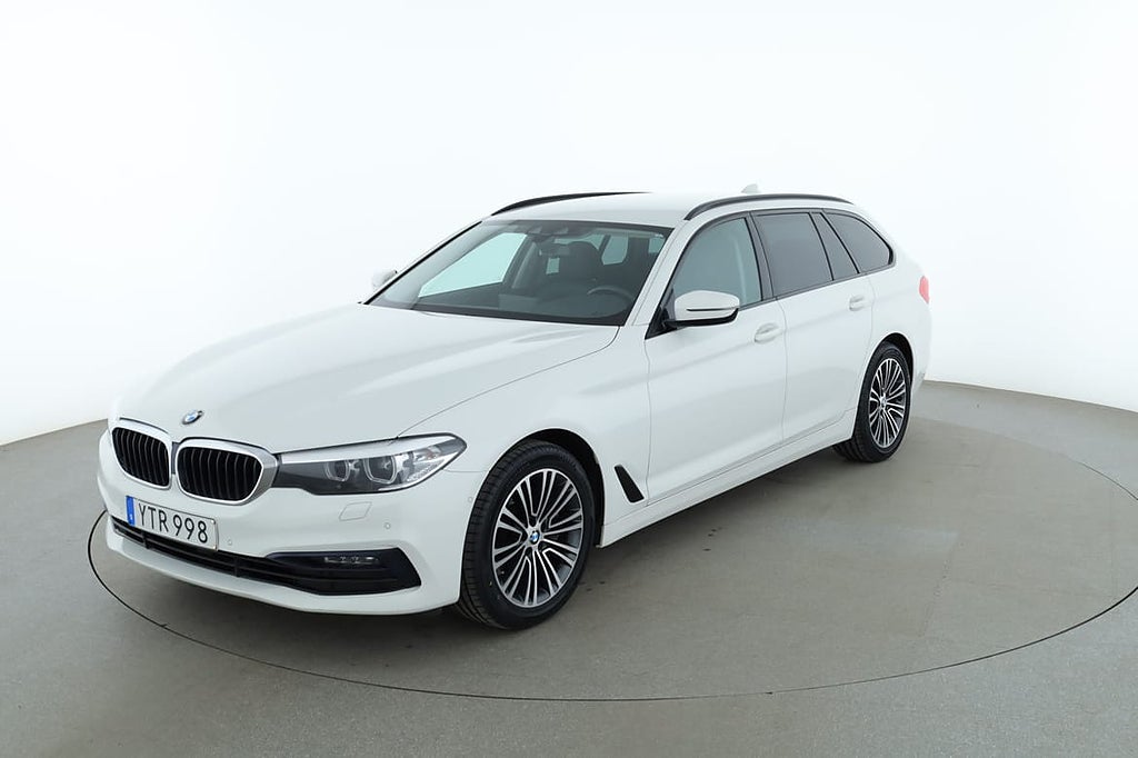 BMW 530 i xDrive Touring Sport Line / Kamera, Drag, Keyless
