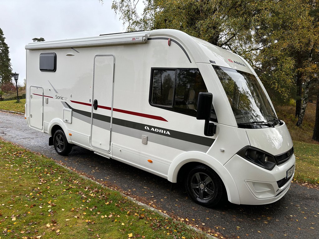 Adria Sonic Axess I 600 SL Garage Långbädd Taksäng Solcell