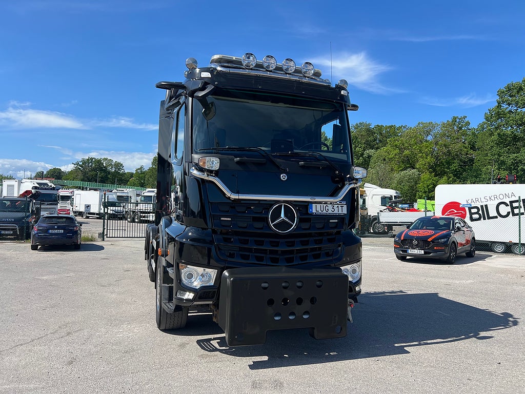 Mercedes-Benz Arocs 3251 Tridem Lastväxlare, Fullt Plogutrustad