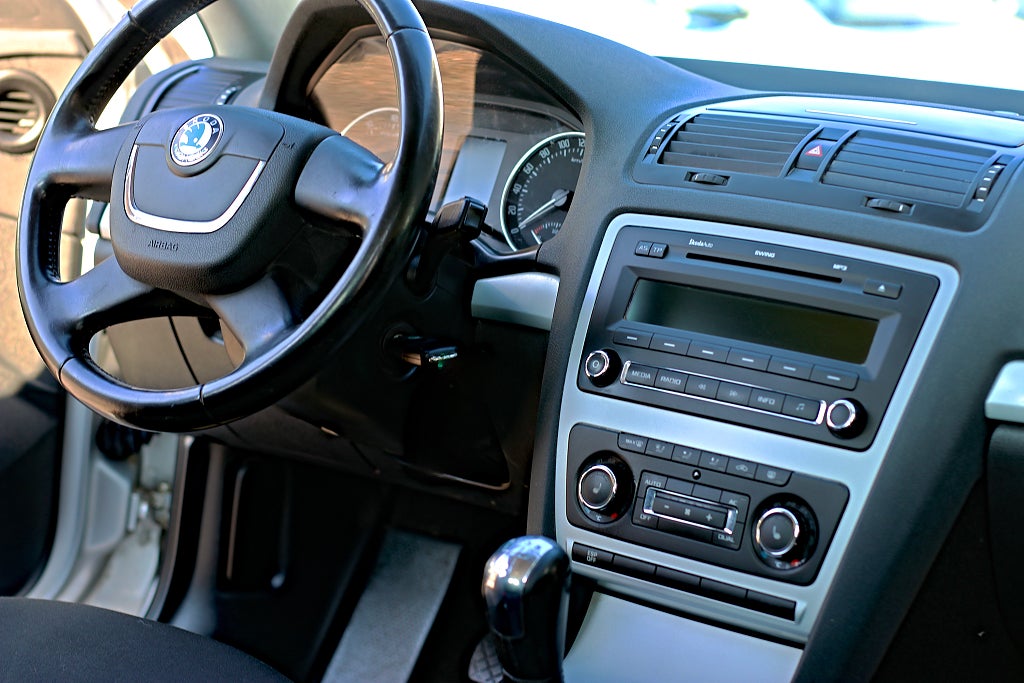 Skoda Octavia Kombi 1,6 / 1-ÄGARE/ LÅGMILAD/ NYBES