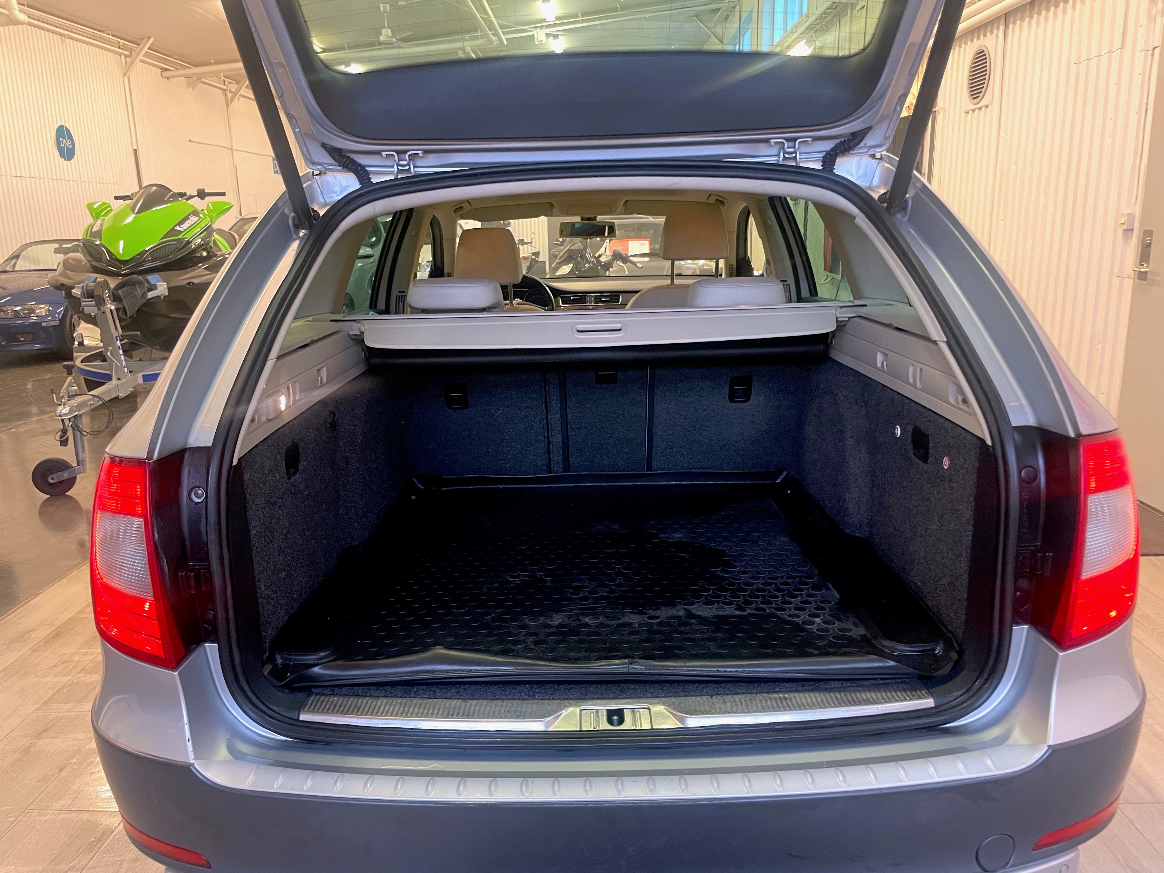 Skoda Superb Kombi 2.0 TDI 4x4 DSG 2013, bild 7/44