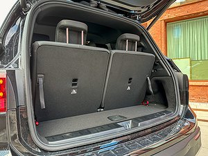 Bagageutrymmet på en Mercedes SUV med två uppfällda säten.