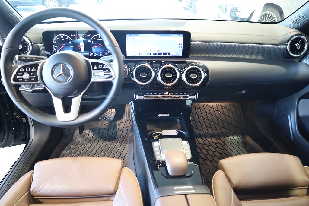Mercedes-Benz CLA 200 Shooting Brake 7G-DCT Panorama Kamera Läder Navi 2021