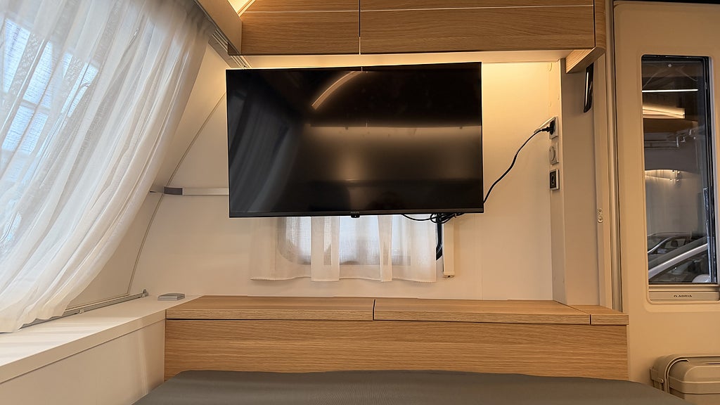 Adria Adora 673 PK Barnkammare dubbeldörr ALDE Dusch Ung Tv Golv värme