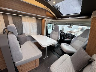 Husbil-halvintegrerad Adria Coral 670 SL AUTOMAT 3 av 10