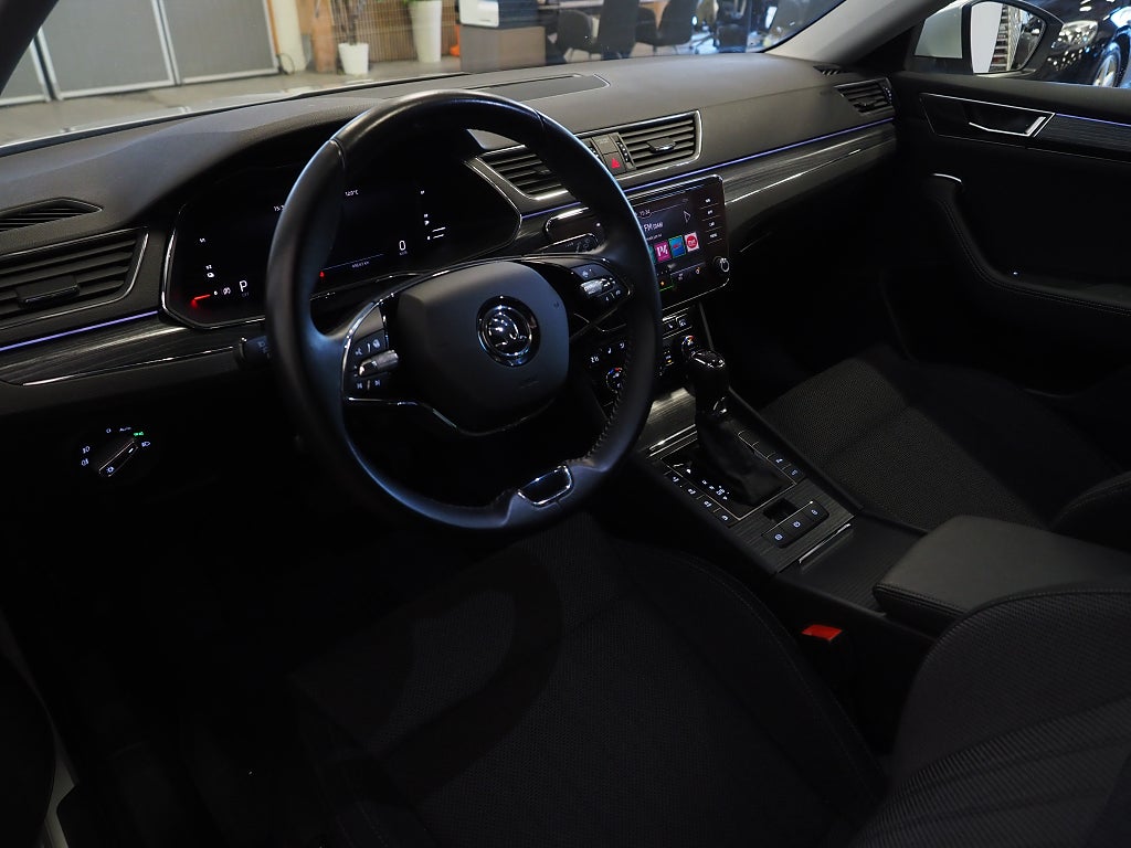 Skoda Superb iV 218hk Plug-in Style Drag Cockpit Värmare B-Kam Moms 2022