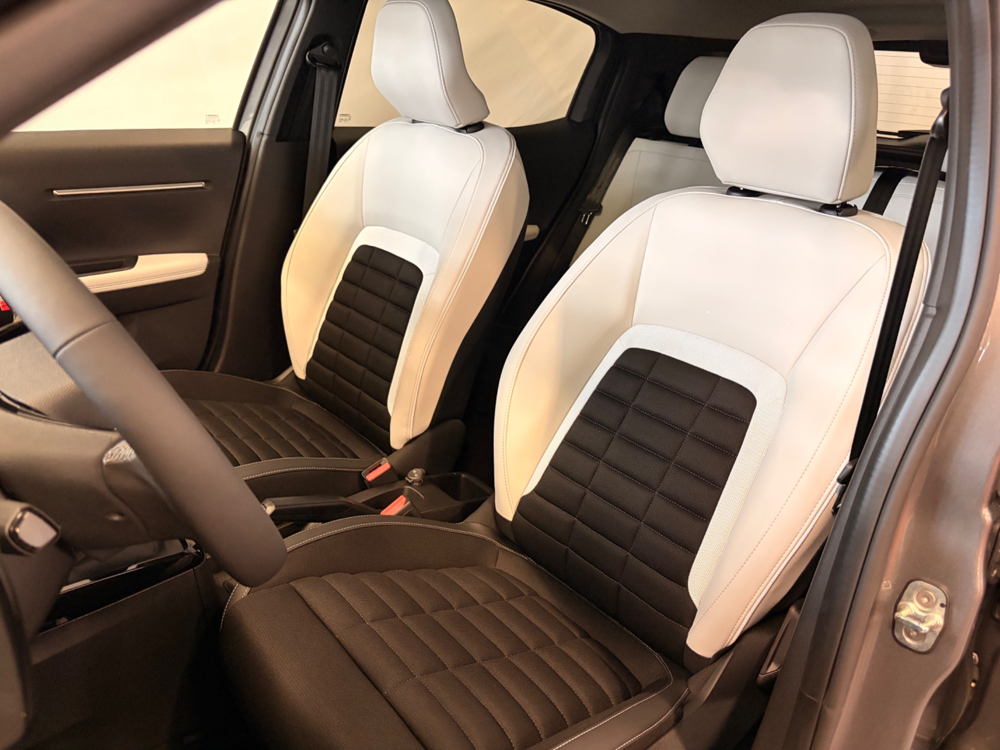 Citroen C3 Aircross Plus PureTech 100hk 2026, bild 7/43