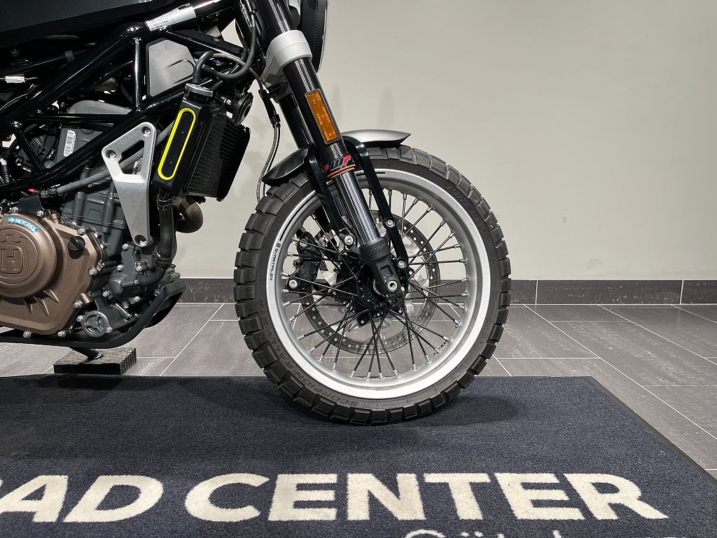 Husqvarna Svartpilen 401/Tankväska/Akrapovic/24mån Räntefritt
