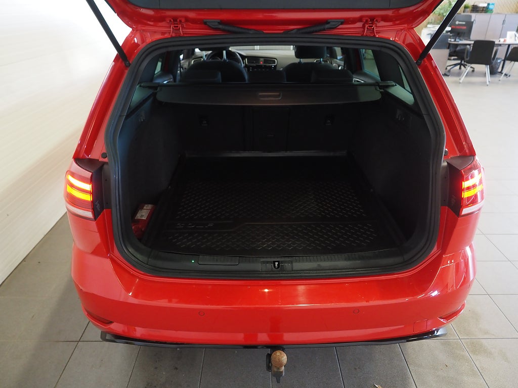 Volkswagen Golf SC TSI 150hk R-Line |Drag|Värmare|Dynaudio|