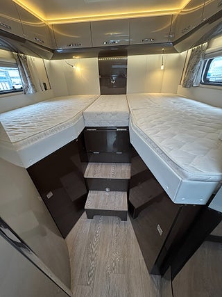 Husbil-halvintegrerad Hobby Optima Premium T 75 HGE 150 HK AUTOMAT! Långbäddar & Taksäng! 11 av 22