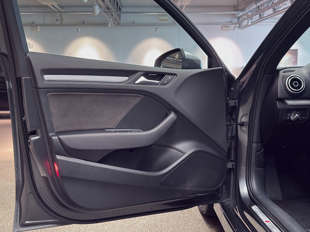 Audi A3 Sedan 2.0 TDI quattro S-Line | Panorama | Nyservad!