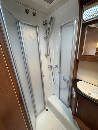 Husbil-halvintegrerad LMC Cruiser Premium T701 AUT 13 av 17