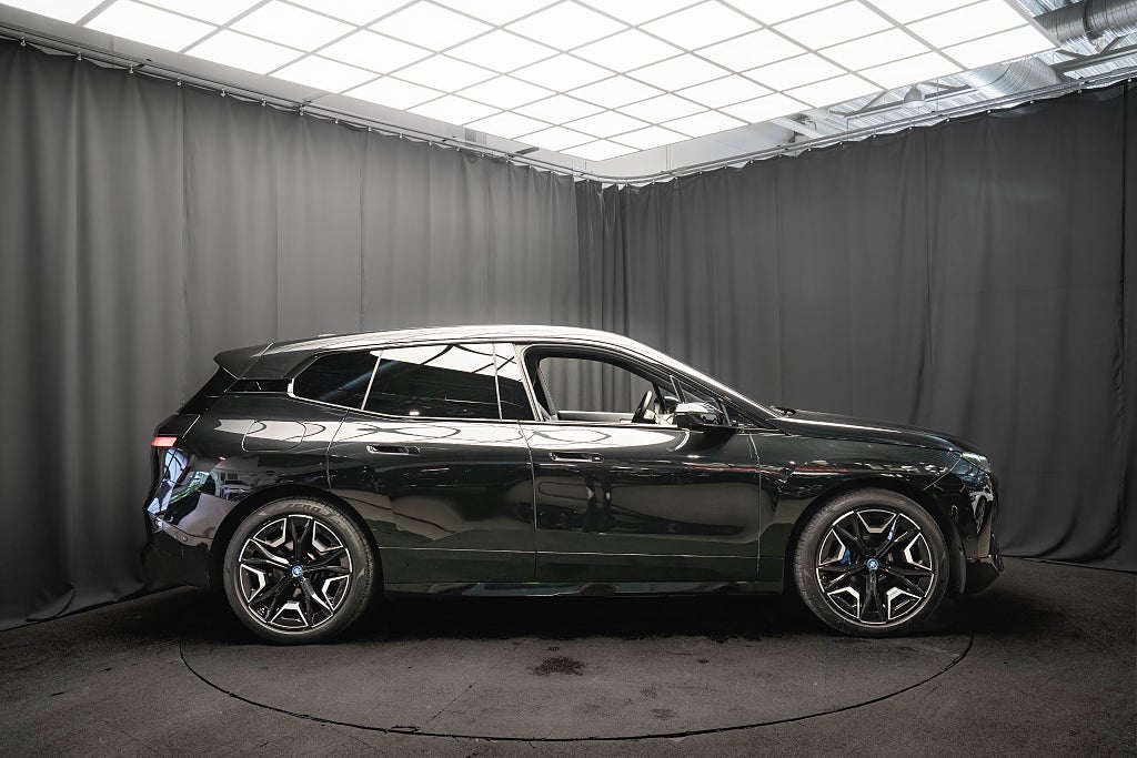 BMW iX xDrive50 LUFT B&W LASER BAKAXELSTYRNING 22'' HUD MOMS