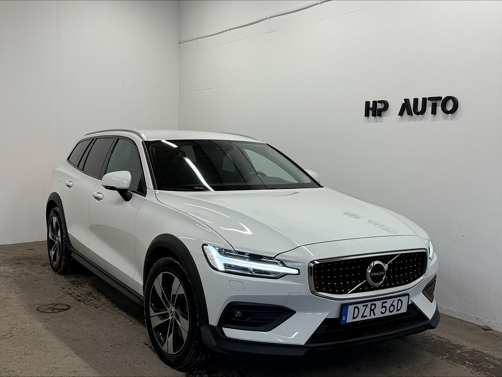 Volvo V60 Cross Country D4 AWD Momentum Navi Värmare Drag Voc 18" Carplay
