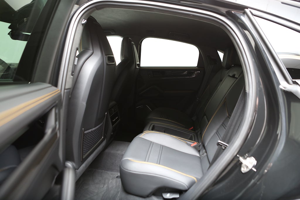 Porsche Cayenne Turbo E-Hybrid 739hk Coupé GT-Pack PCCB 2025