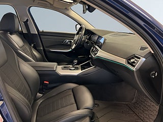 BMW 330e Sport line 360°kamera HuD Rattvärme Navigation S&V-däck – bild 10