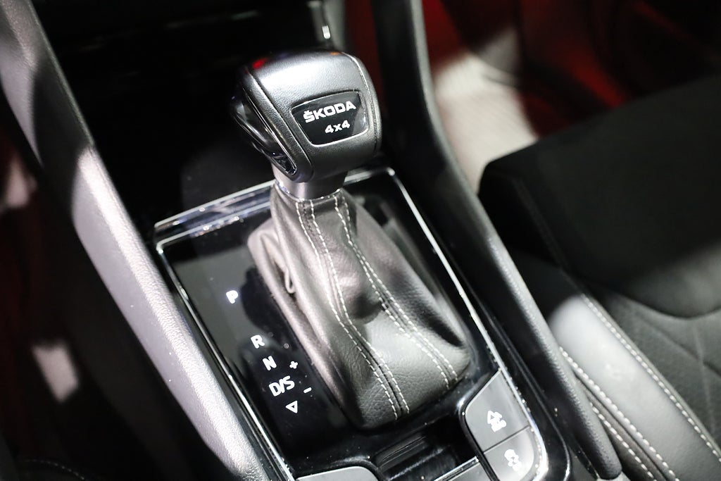 Skoda Kodiaq 2.0 TSI 4x4 Sportline Drag Värmare Kamera Cockpit 2023