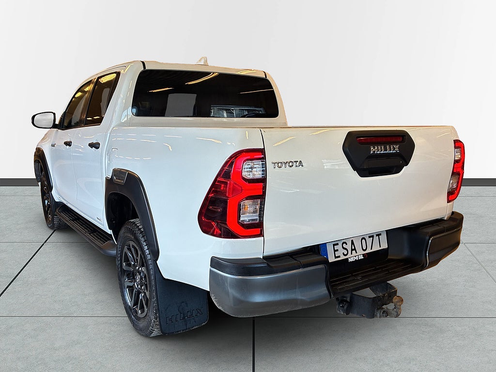 Toyota Hilux Dubbelhytt 2.8 4WD Invincible S&Vdäck/Drag/MOMS/Kamera