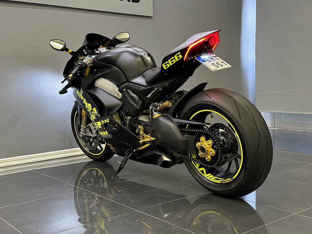 Ducati Panigale V4S DQS | Ventiljusterad | Kamera | Öhlins | Nytt däck