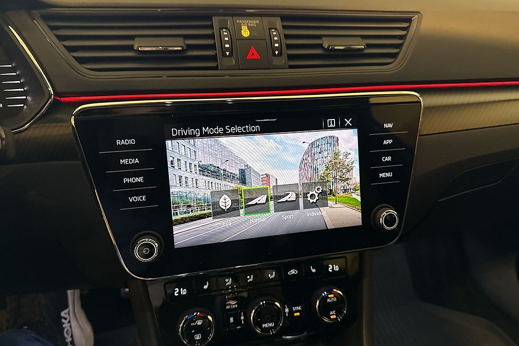 Skoda Superb Kombi 2.0 TDI 4x4 Business Sportline Drag Värmare Kamer miniatyr 10