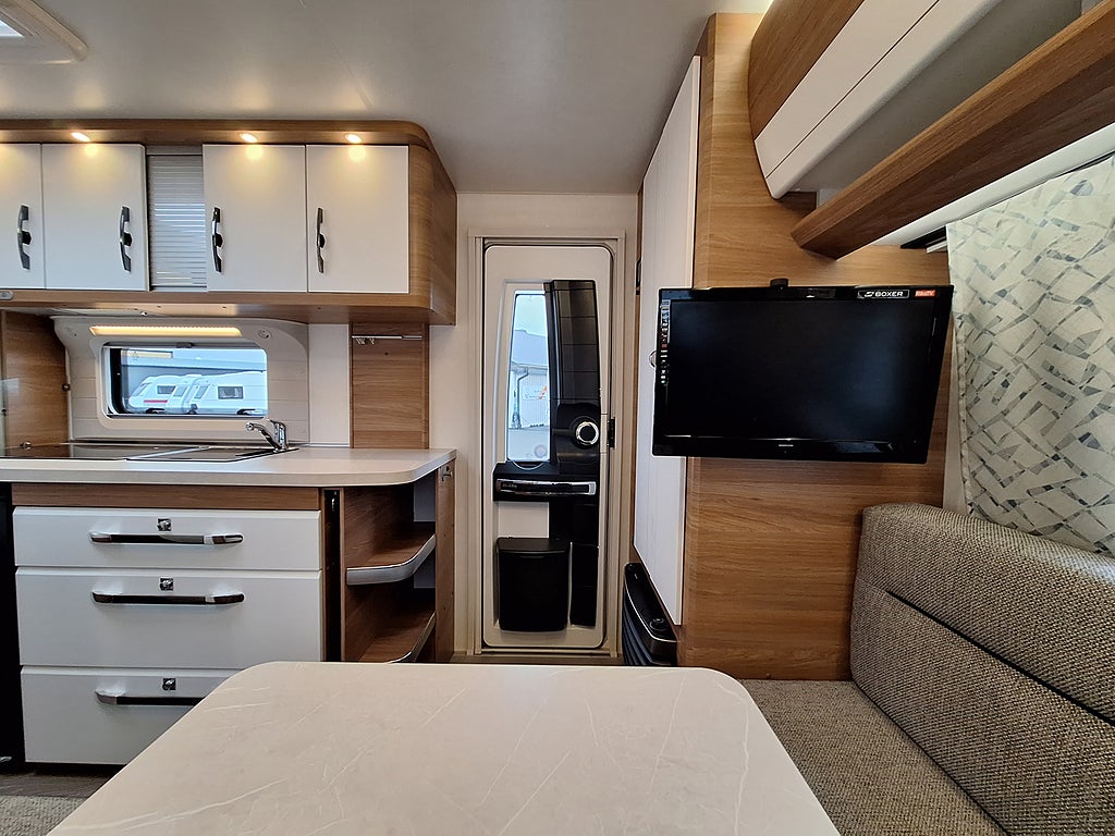 Hobby De Luxe 440 SFe Dubbelbädd, Boxmarkis