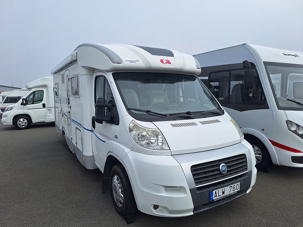 Adria Coral 650 SP Dubbelbädd, Solcell