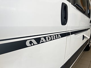 Husbil-halvintegrerad Adria TWIN 600 SP AXESS 24 av 25