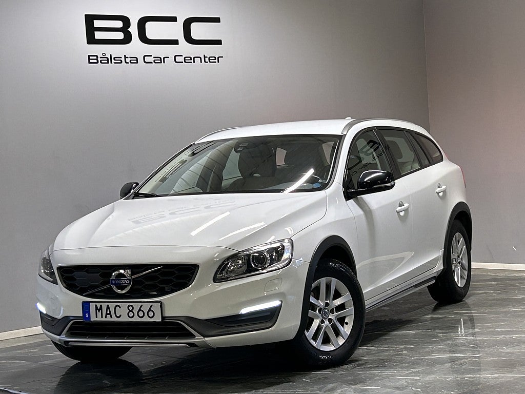 Volvo V60 Cross Country D4 AWD Momentum Värmare Navi Dragkrok Kam-bytt SE SKICK