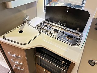 Husbil-halvintegrerad Adria MATRIX PLUS 670 SL 13 av 19