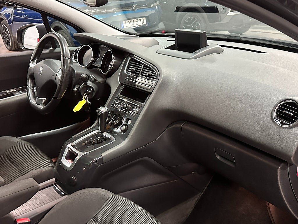 Peugeot 5008 Allure 1.6 BlueHDi 7-sits 120hk B-kam, Navi, Panorama thumbnail