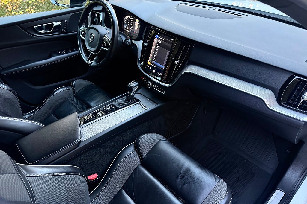 Volvo V60 D4 AWD Geartronic R-Design|Dragkrok|Svart innertak|VoC