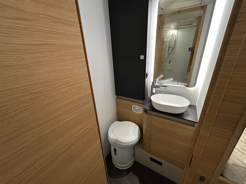 Adria Matrix 670 SL 60 Y /B-körkort/Taksäng/Automat/5 bältad - Adria