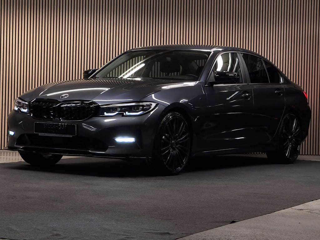 BMW 330 D/ BLACK SPORT/ SEDAN/360°/20TUM/CARPLAY/GPS/VÄRMARE