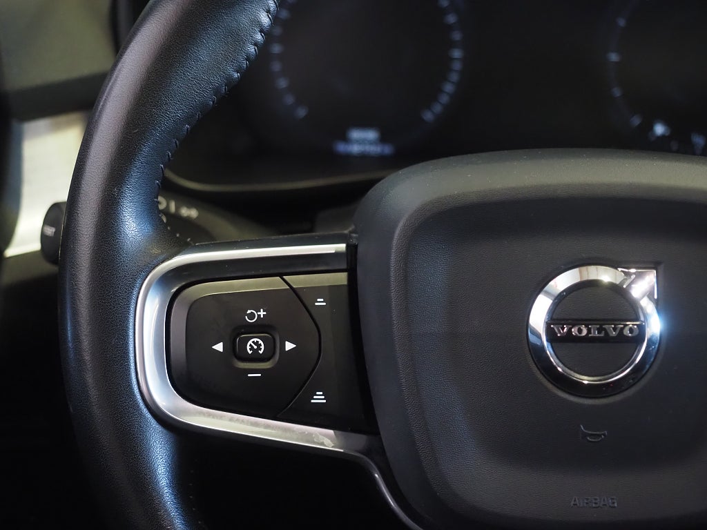 Volvo XC40 D3 AWD Geartronic Momentum 150hk | B-Kamera | Drag | 2020