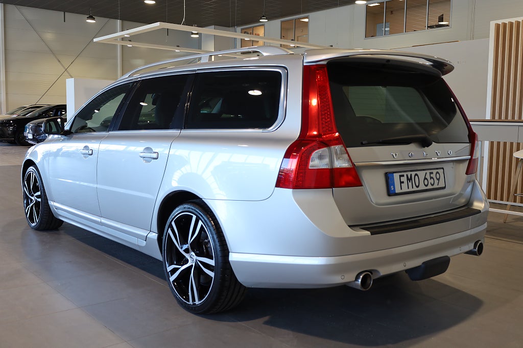 Volvo V70 D5 AWD Geartronic Summum Lucka Drag Navi Värmare