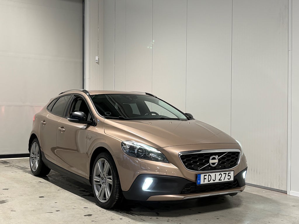 Volvo V40 Cross Country D3 150hk 5-cyl Summum BE D-värm Elstol Skinn