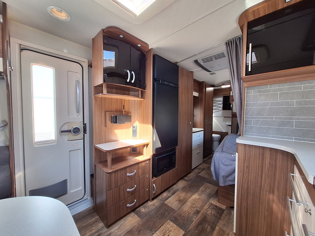 Polar Edition 590 TR DB Dubbelbädd, AC, Tält -2024