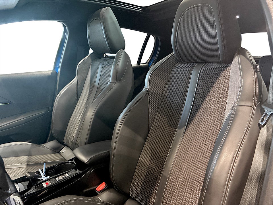 Bild på Peugeot 208 GT-Line 1.2 PT 130hk Aut PANO B-KAMERA
