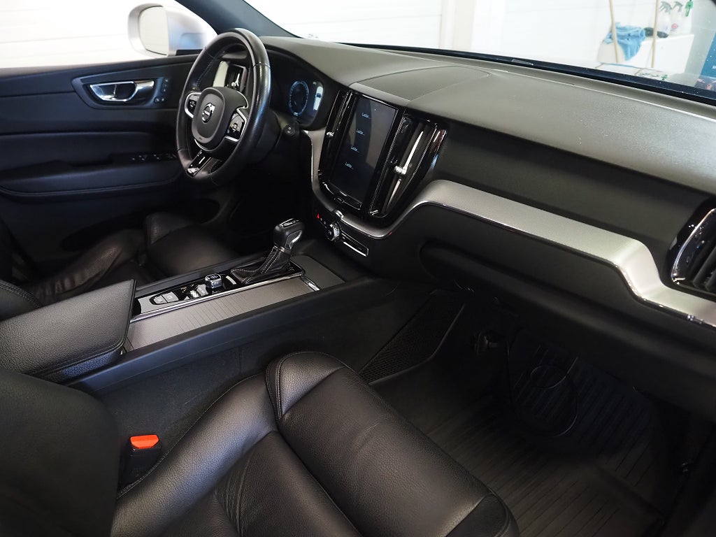 Volvo XC60 T5 AWD 250hk R-Design |Luftfjädring|Pano|Drag|22"| 2018
