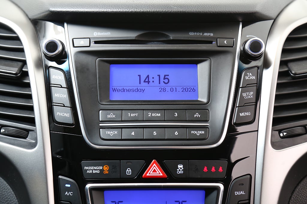 Hyundai i30 1,6 GDI 135hk Business Kombi Automat Nybesikt 2013